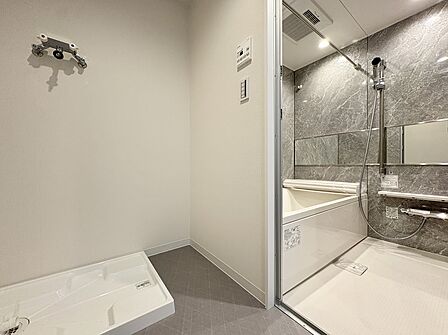 洗面台と浴室が並ぶ水回り