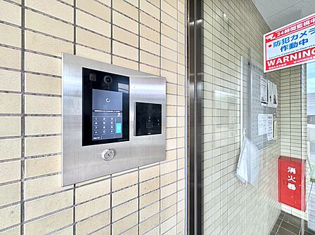 壁面に設置されたモニター付きインターホン