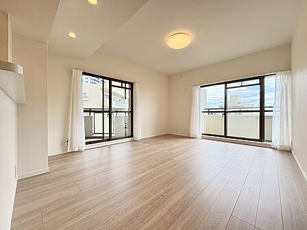 塀と植栽のある住宅外観