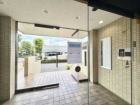 タイル張りのエントランスとオートロック設備