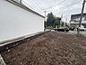 周辺：建物脇の整地された広い土地