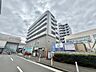 外観：駅前の大規模マンション外観と前面道路