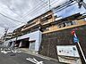 外観：道路沿いに建つ集合住宅の外観