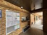エントランス：レンガ調の壁に囲まれた建物の共用通路