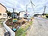 外観：建築中の戸建てと前面道路の様子