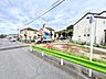 外観：建築中の戸建てと前面道路の様子