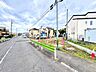 外観：建築中の戸建てと前面道路の様子