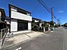外観：住宅の外観と前面道路