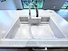 キッチン：キッチンで場所を取らない、一体型浄水器を完備