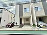 外観：2階建て住宅の外観と前面駐車スペース