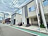 外観：道路沿いに建つ住宅の外観