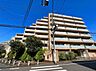 外観：道路沿いに建つ多層階の集合住宅外観