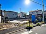 周辺：建物周辺の道路と空き地の様子