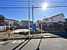 外観：前面道路から見た住宅街の外観