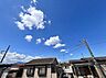外観：青空の下に見える建物の外観