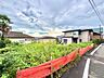 周辺：住宅周辺の道路と緑地の様子