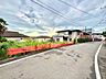 周辺：道路沿いの住宅と周辺の街並み