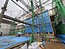 外観：建築中の建物と足場の様子