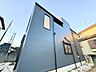 外観：青空の下に建つ戸建て住宅の外観