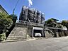 外観：石垣と階段のある住宅外観駐車スペース付き