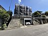 外観：石垣塀のある住宅外観前面道路に面した車庫付き