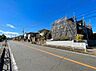 周辺：道路沿いに建つ建物と周辺の街並み