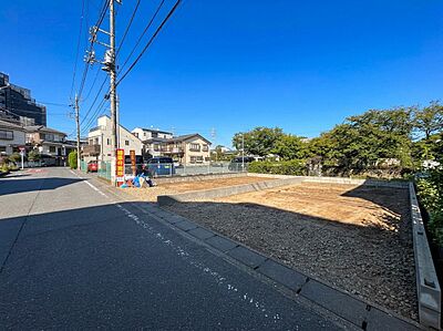 外観:建築前の区画された更地周辺に住宅や建物が見える 外観:建築前の区画された更地周辺に住宅や建物が見える