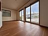 リビング/ダイニング：窓から光が入るフローリングの居室