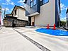 外観：戸建て住宅の外観と舗装された駐車スペース