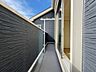 その他：建物脇の細長い通路
