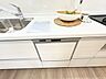 キッチン：白いシステムキッチンの収納と作業台