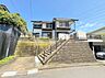 外観：階段と擁壁のある戸建て外観