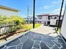 外観：石張りのアプローチと周辺住宅の眺め