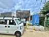 外観：建築中の建物と前面道路の様子