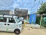 外観：建物前に駐車スペースと車がある外観