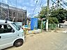 周辺：物件前の道路と周辺の街並み
