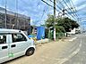 周辺：建物周辺の道路と住宅街の様子