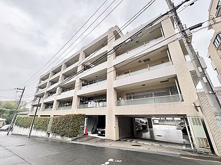 道路沿いに建つ、立体駐車場付きの集合住宅外観