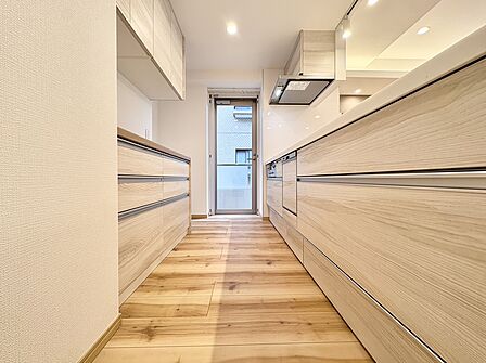 木目調の壁と床が続く室内の廊下