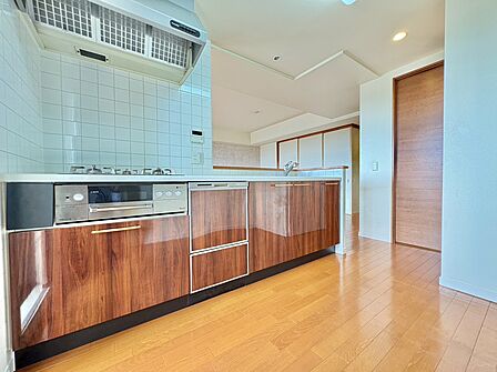木目調の収納を備えたキッチン
