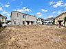 外観：建物に囲まれた整地前の広い敷地