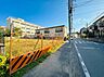 周辺：建設中の建物と道路沿いの周辺環境