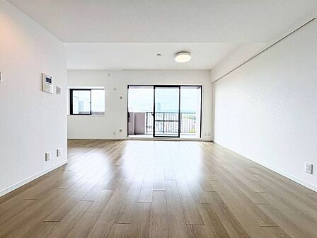 窓から採光のあるフローリングのリビング