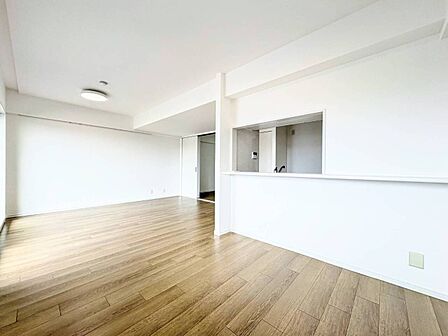 白を基調とした明るい室内木目調の床が特徴です