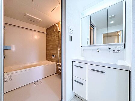 洗面台と浴室が隣接した水回り