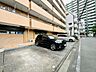 駐車場：建物沿いの平置き駐車場