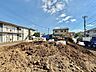 外観：建築中の戸建て用地と周辺住宅
