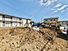外観：建築中の戸建て住宅と造成中の敷地