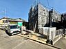 外観：建築中の建物と前面道路の様子