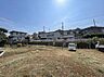 外観：建物に囲まれた更地の敷地